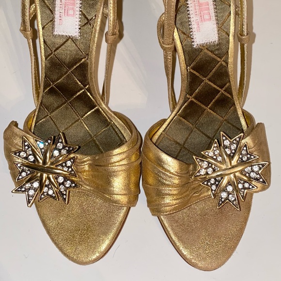 π Gold slingback starburst stilettos by Jennifer Lopez - Picture 2 of 9